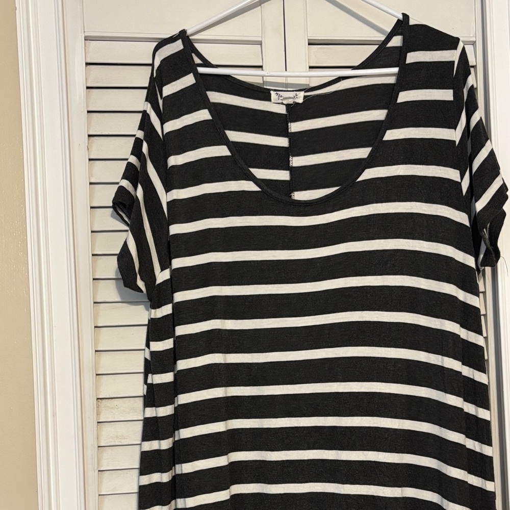 Elegant Striped Maxi Dress - Picture 2 of 5